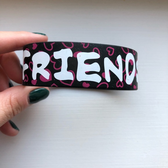 Black rubber & pink heart Friends bracelet - Picture 5 of 6